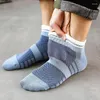 Chaussettes masculines 5 paires / lot des hommes à la mode à la mode à la mode à la mode respirante confortable et sportive de coton adaptée à la peau