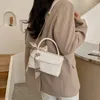 Umhängetaschen Frauen Crossbody Zippter -Tasche weiche PU Leder Baguette Lady Handtaschen Modetrends Casual Bow Dekoration