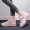 Fitnessskor kvinnor plattform sneakers lady varumärke kilar vulkanisera mesh vit chunky mode kristall blommig avslappnad