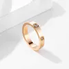 Mostra un bellissimo anello involontario anello classico Diamond e Anello per unghie indice da donna Full Mens Luxury 18K con anelli originali del carrello