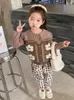Set di abbigliamento abita da ragazza per maglione di moda in stile occidentale autunno pantaloni casual set a tre pezzi bambina dolce primavera e bambini