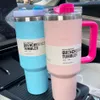 The Quencher H2.0 40oz أكواب Cosmo Pink Parade Target Red Tumblers Care Care Cucs Stains Stains Steel Termos Barbie Pink Tumbler Day Gift Us Stock