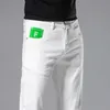 Mäns jeansdesigner 2023 Ny high end koreansk elastisk tryck ungdom Slim Fit Small Feet Casual Cotton White Pants SGPM