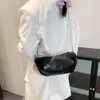 Axelväskor elegant svart vit mini för kvinnor 2024 handväska pärlkedjor mode tote väska