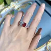 ウェディングリングHoutros 2CT Ruby Gemstone Wedend Ring for Women 925 Sterling Silver High Carbon Diamond Engagement Rings Fine Jewelry Gift240419
