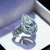Huitan Novel Engagement Rings for Women Peervormige Crystal Cubic Zirconia AAA Dazzling Fashion Accessories Elegante vrouwelijke ringen X334G