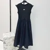 robe de femme noire de taille réunie