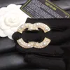 Luxusmarken -Designer Brosche 18K Gold Platted Pin Perle Brandbrief Pin Broschen Kristallschmuck Accessorie Elegantes Hochzeitsfeier Geschenk
