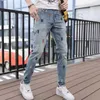 Jeans de jeans masculin Light Colored Jeans pour hommes printemps / été 2023 Nouvelle lettre de tendance broderie Slim Fit Small Leg long Pantalon Bzyu