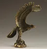 Collezione di figurine decorative Animale intagliato in ottone cinese Un grande falco diffonde le sue ali squisite piccole statue regalo