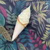装飾的な花北海道アイスクリームバニラ風味さまざまなサイズの複数のワッフルコーンブラケット付きソフトサーブ人工偽物