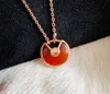 Collana di lusso di alta qualità di qualità Amuleto V-Gold Amuleto con fritillaria bianca Agata nera rossa rossa spessa pescata a filo rosa in oro rosa ciondolo