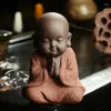 Dekorativa figurer Buddha -statyer Små munkfärg Sand Ceramic Home Club Geomantic Decoration Purple Tea Pet