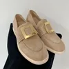 Kledingschoenen Casual Designer Fashion Women Beige Suede Leather Round Toe Gold Buckle Slip op Loafers Comfortabele pompen