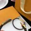 Pulseira de couro pulseira letra de cristal de flor de pérola pingente pingente pingente pulseira de luxo pulseira de designer de luxo mulheres 18k Gold Batlet Glop Wrist Band de punho de punho de punho