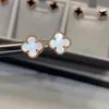 Designer Hot Selling Van High Edition är S925 Silver Four Leaf Grass White Fritillaria Red Chalcedony Plated 18k Rose Gold Womens Hot Selling Earrings SMycken