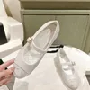 Designer Luxury Channel Ballet Flat Chaussures Lace Up Sandales Chaussures décontractées Chaussures plates Chaussures robes Bureau noir et blanc