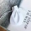 Strands 50pcs/lote bolsa de flanela para charme de miçanga Mulheres originais Europa Jewelry Birthday Gift Bags White Packaging Exterior