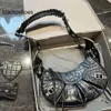 Balencig le Cagole Achselhöhle Crossbody Mond Schulter Halbklassische Handtasche Motorrad Buchstabe Diamantnägel Verstellbarer Riemenkartenhalter Anhänger Anhänger