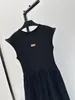 robe de femme noire de taille réunie