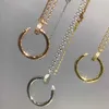 Collier de luxe de haute qualité plaqué en argent 18 carats en or rose incrusté avec un collier de diamant complet luxueux et à la mode incurve