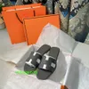 Oran Sandals Fashion Leather Slippers High Version plateaux à fond plat pour femmes 2024 Générat en cuir One Line Popers Popular sur le Logo Hbo HB6OY5