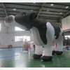 Atividades ao ar livre de atacado 8ft/10ft/13ft/15 pés de altura gigante personalizada vacas holandesas infláveis com chapéu de natal para publicidade