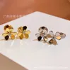 Designer Brand Fashion Van Mini Clover örhängen för kvinnor 925 Sterling Silver Plated 18k Gold Glossy Face With Diamond Petals Simple and Elegant Style Jewelry