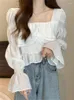 女性用ブラウスホワイトブラウス韓国の甘いシックシャツ女性フレンチフリル短いトップレディファッションカジュアル長袖スクエアカラー服