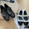 Pisas de ballet de diseñador combinadas con zapatos formales clásicos de cuero de cuero en blanco y negro