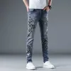 Heren jeans ontwerper 2023 lente/zomer nieuw modemerk gedrukt voor gepersonaliseerd wasbaar elastisch slanke fit kleine voeten broek mannen kc04