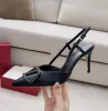 Designer sandals da donna con tacchi di punta di punta di piedi classiche metallo v fibbia nuda nera rossa tacchi a spillo tacchi a spillo da matrimonio cena da donna sandali da donna