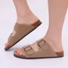 Sandaler Kidmi Womens Cork Footbed Slide Sandal Summer Beach Sandaler Fashion House Mules Soft Sules Clogs Sandaler med justerbar spänne 240419