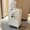 Устанавливает чемодан катящейся багаж