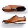 Повседневная обувь для мужчин стиляет подлинные кожаные мужские кроссовки.