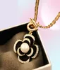 Famous Black Flowers Collane a ciondolo Collane di marca di lusso Fashion Charm Gioielli Pearl Camellia Collana per donne3519963