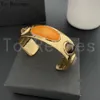 A Reines Gold Color Apertura de metal Bangle Multi-Color Stone Decoration Bracelet Women, particularmente, regalo de fiesta de bodas 240412