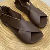 Classics Femmes d'été Sandales plage décontractée sandales simples couleur solide en cuir femme rétro douce sans glissement romain dames chaussures 240412