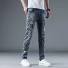 Heren jeans ontwerper 2023 lente/zomer nieuw modemerk gedrukt voor gepersonaliseerd wasbaar elastisch slanke fit kleine voeten broek mannen kc04