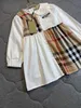 Kızlar Elbise Tasarımcı Elbise Kız Moda Bebek Giysileri Haki Bir Ekleme Tasarım Çocuk Frock Boyutu 90-140 Cm Uzun Kollu Yakası Çocuk SK DHIPP
