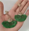 Decoratieve beeldjes Een paar Chinees antieke Tibetaans zilver ingelegde natuurlijke jade oorbellen gelukkige sieraden