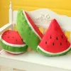 Dockor 2022 Söt vattenmelon plysch leksaker fyllda växtkuddar kawaii tecknad frukt kudde mjuk leksak för barn födelsedagspresent