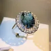 Cluster anneaux bleu topa féminin de feux d'artifice naturel en pierre