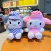 Lindos al por mayor Lindo Hatted Cat Plush Toys Kuromi Dolls Little White Plush Toys Children's Game Game Decoración en el hogar