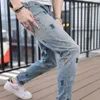 Jeans de jeans masculin Light Colored Jeans pour hommes printemps / été 2023 Nouvelle lettre de tendance broderie Slim Fit Small Leg long Pantalon Bzyu