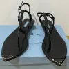 Borstade läder thong sandaler svart het stampad emaljerad metall triangel logotyp strand sandaler lyx designer sandaler kvinnor lägenheter sandal stor storlek 42 35