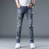 Heren jeans ontwerper 2023 lente/zomer nieuw modemerk gedrukt voor gepersonaliseerd wasbaar elastisch slanke fit kleine voeten broek mannen kc04