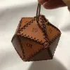 Väskor Ny D20 DICE BAG POLYGONAL DICE LEATHER STRAGE LOXER ANGAGED TACKSTRING FÖR DAGLIGT ARBETE BÄRDAGEN