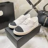 Designer di lusso di alta qualità Luxury Double Color Linee Casual Scarpe casual 2024 Cuscini per piede in pelle primaverile SCHE SCHE BIANCHE COMETTO da indossare il canale