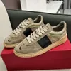 Skor nitar toppguld sneakers bräddesigner par vit cowhide färgad champagne snörning träning studs låg wallentino sport casual tränare 5zrv